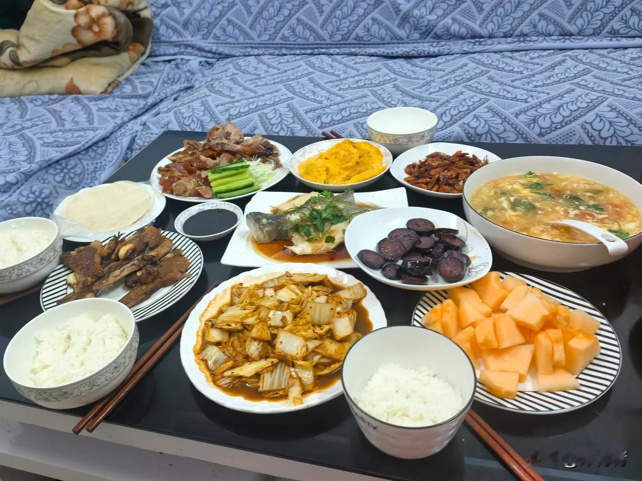 上海农村，一对老夫妻，一对小夫妻带娃。这是家常便饭，让你笑话了。这是上海网友分享