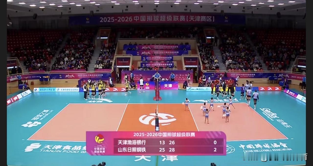 天津女排第二局已经拼得很凶了，但是无奈山东女排拦网太强势了，最后一分杨涵玉早早就