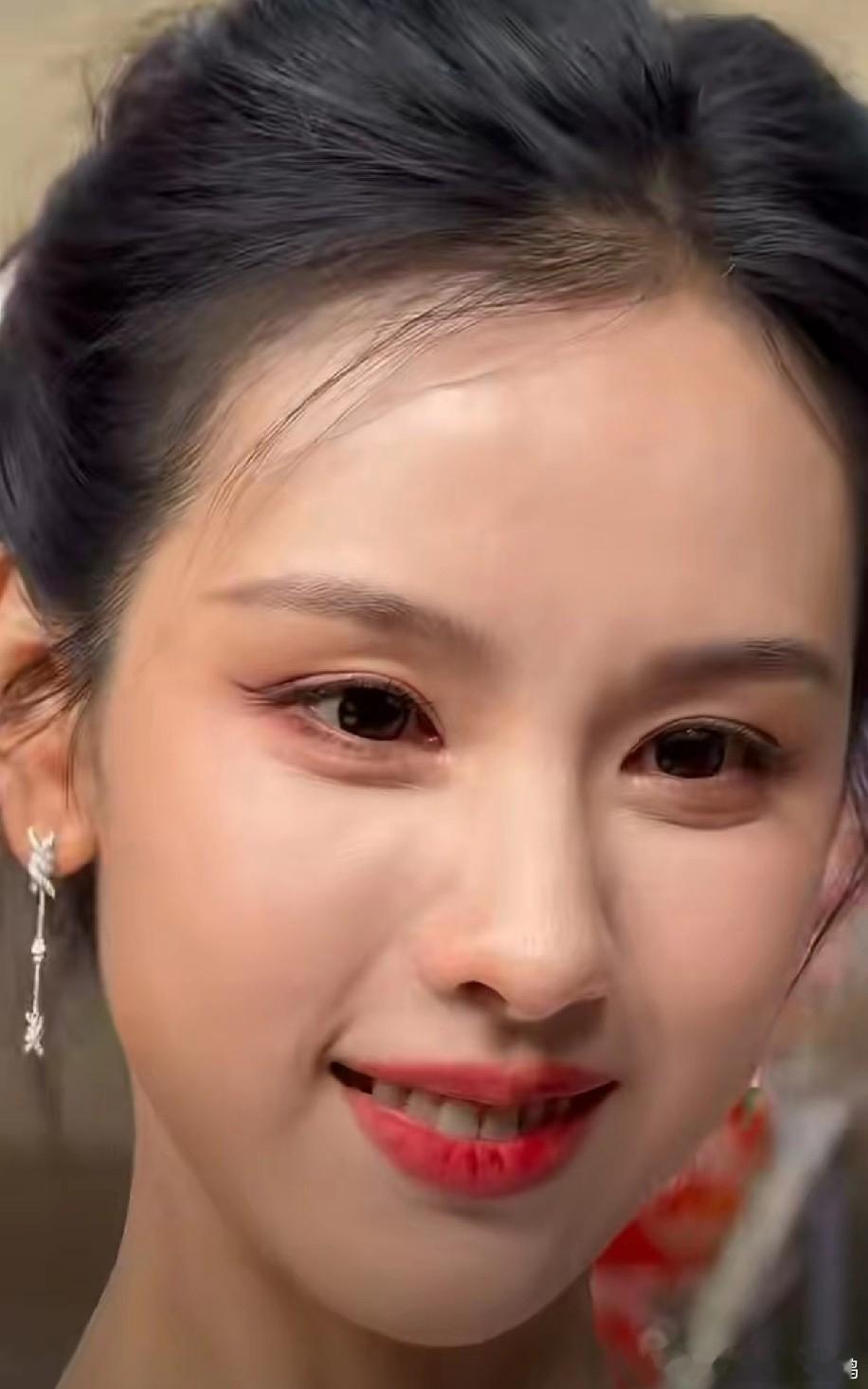 鞠婧祎和陈都灵一起出席线下活动时，在无美颜滤镜的镜头下，陈都灵脸上法令纹和眼部细