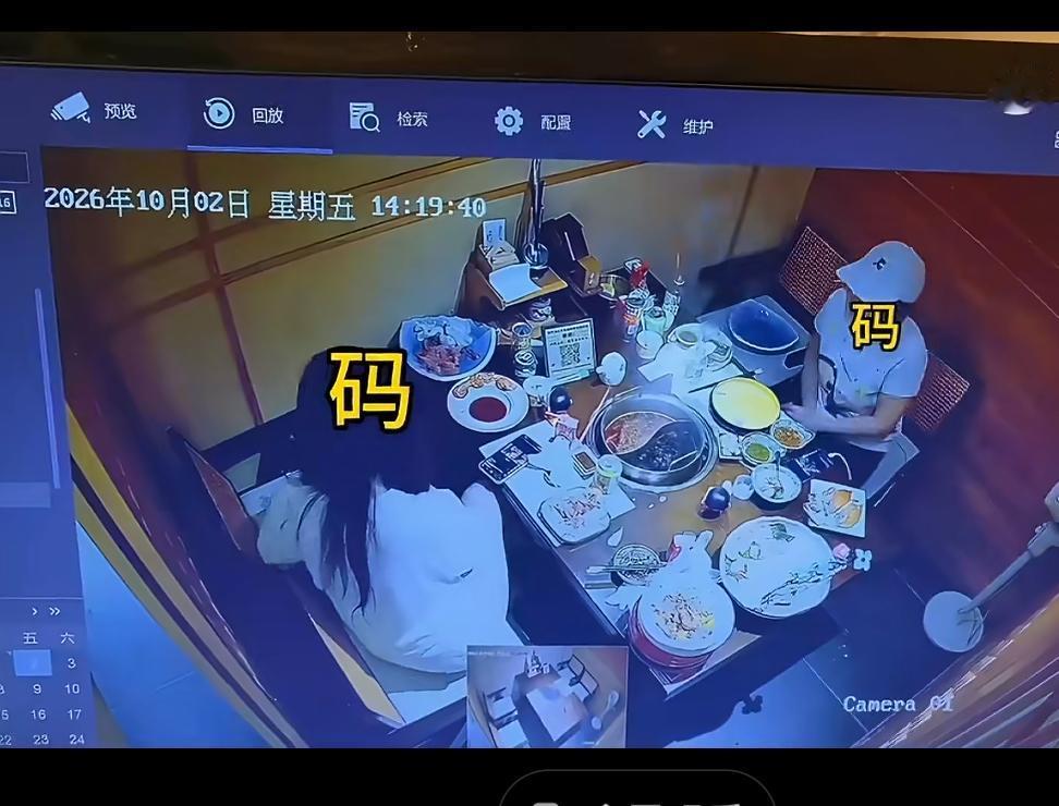 贵阳一海鲜自助餐厅，两小仙女偷摸把吃不完的海鲜全部打包带走，实在太丑陋了。她们点