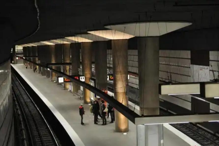 “难民刚放出来就拉人跳轨？”德国这起地铁惨案，让全网炸锅！德国汉堡地铁站，25