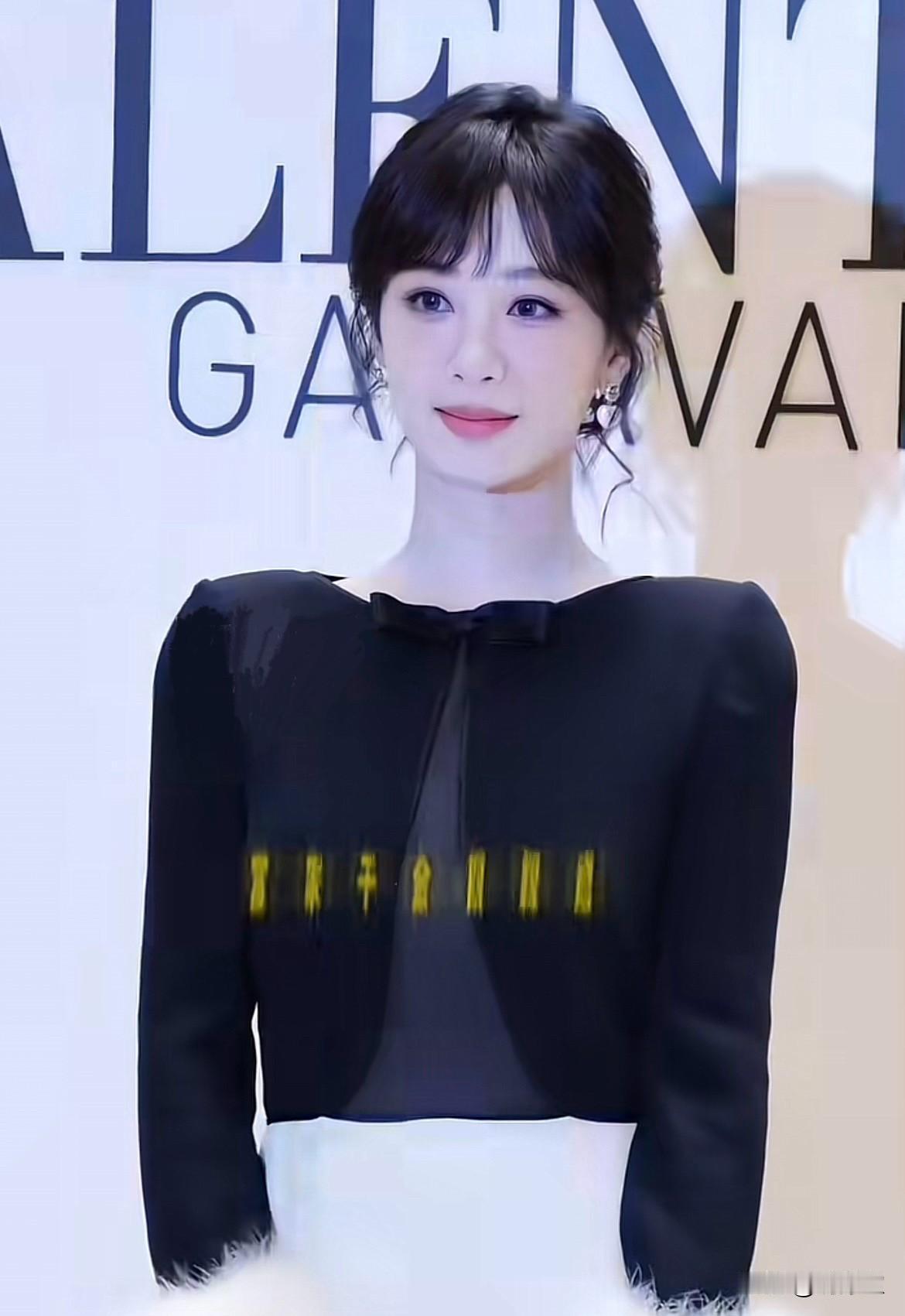 第一次对杨紫的大头娃娃有了概念实话实说还蛮可爱的虽然杨紫的粉丝比较嘴硬但是