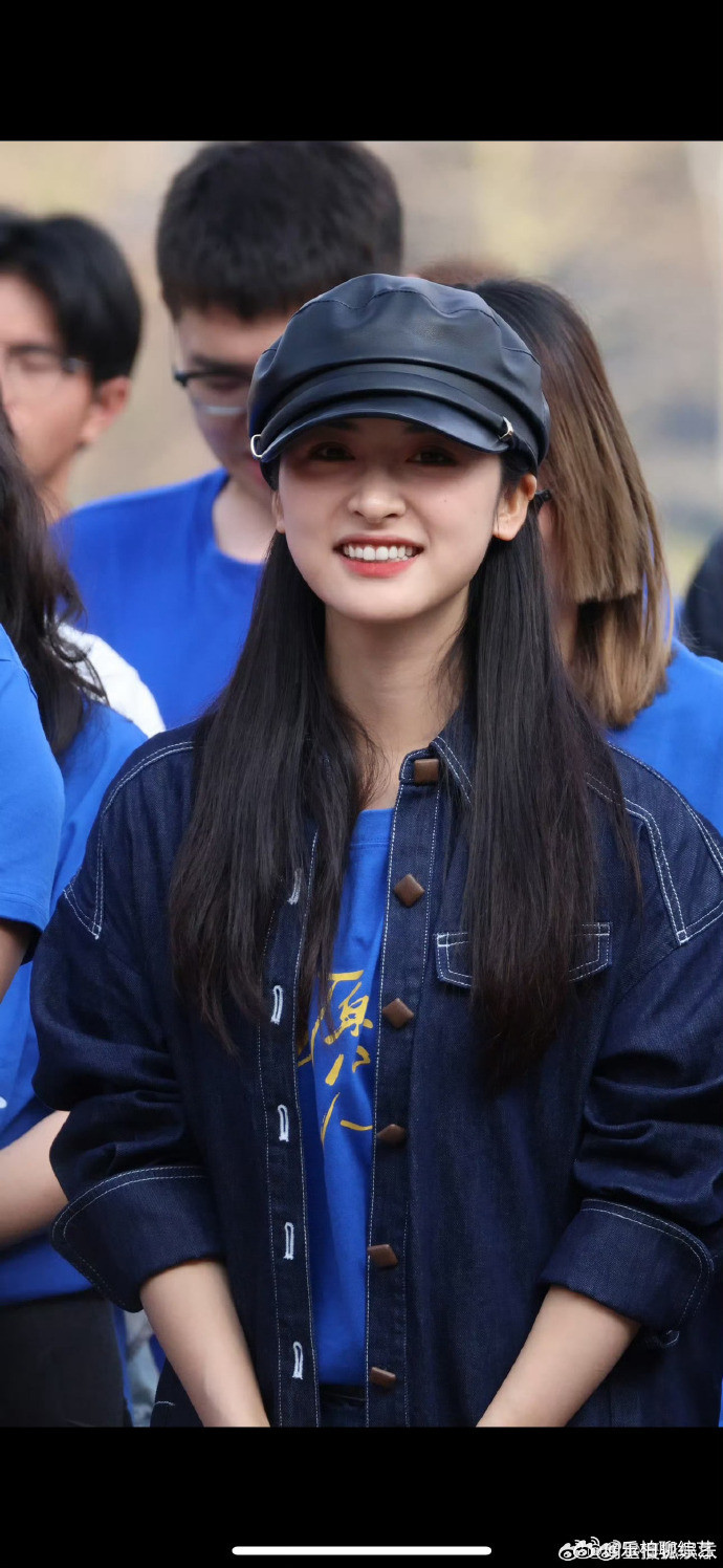 沈月但愿人长久开机生图沈月但愿人长久开机生图真的好美呀，皮质鸭舌帽搭配的牛仔外