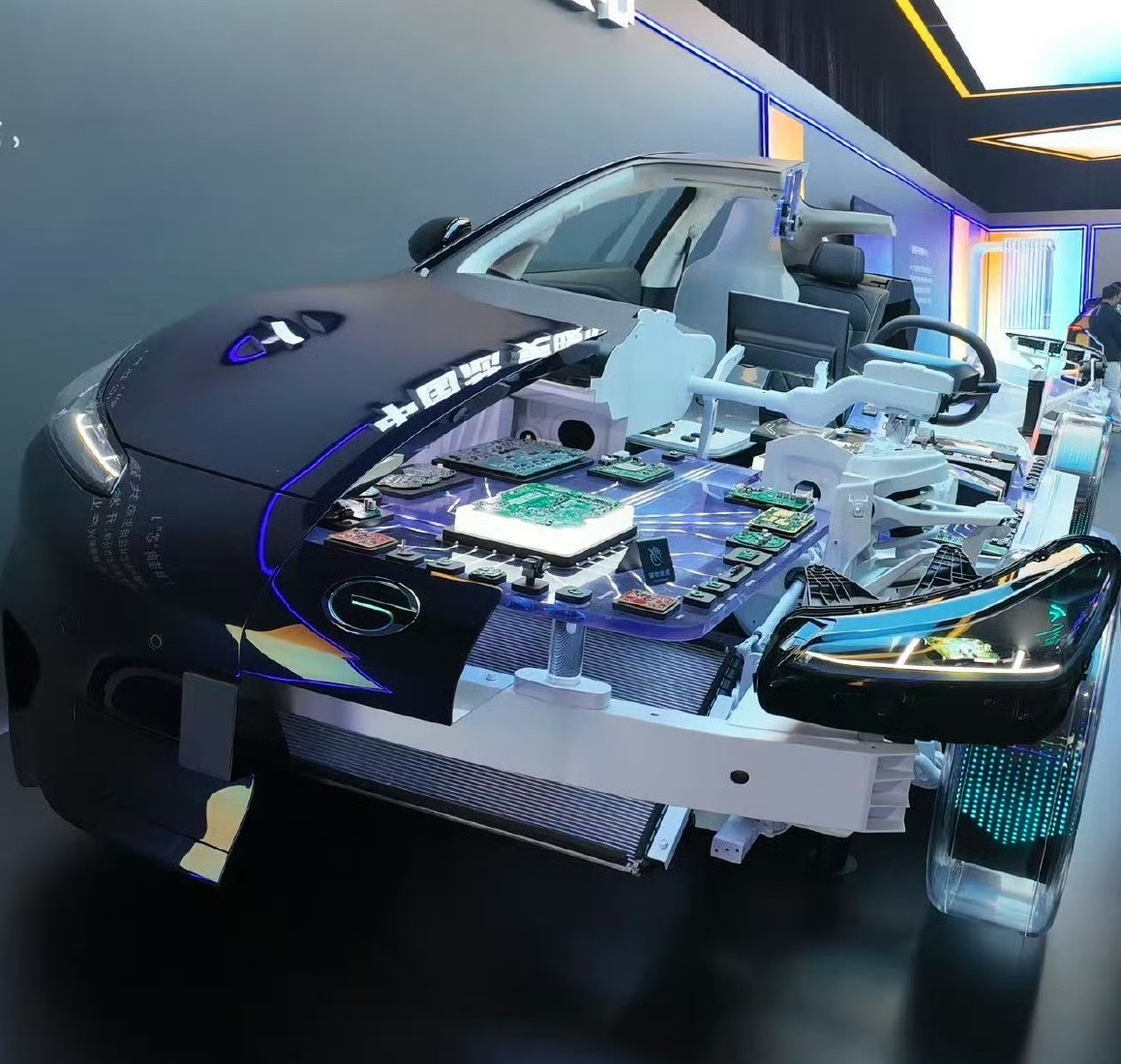 今天在广汽科技日现场看完“超级双擎”和“智能座舱”，最大的感受是：广汽终于把混动