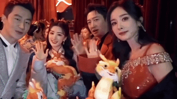 毛晓彤现在也是独当一面的大女主了，可是和杨幂站在一起的时候完全成了小配角，以前觉