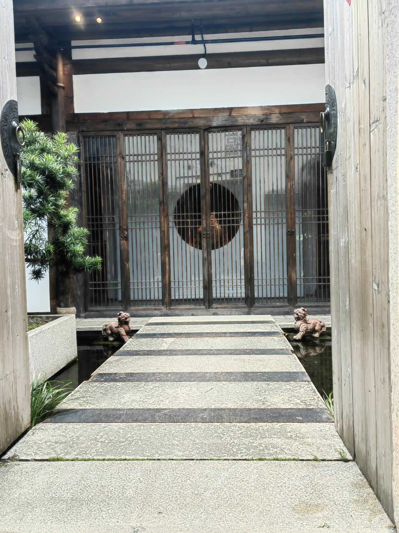 中秋佳节，月圆人亦团圆多少年轻人仍在景区游玩仍在旅途的奔波之中又有几人回