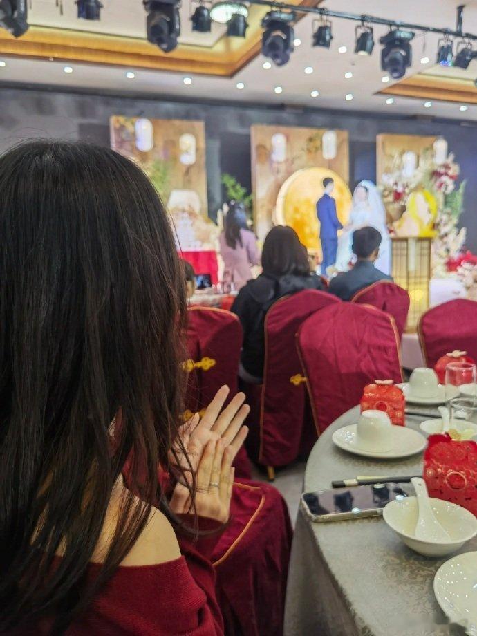 不要穿红色衣服参加别人婚礼