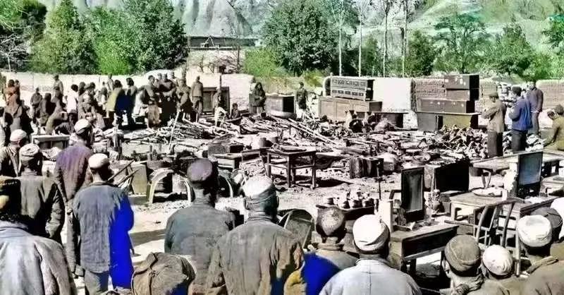 1951年，土改期间，青海民和县的农民从地主家里挖出埋在地下的家财。当地主知道
