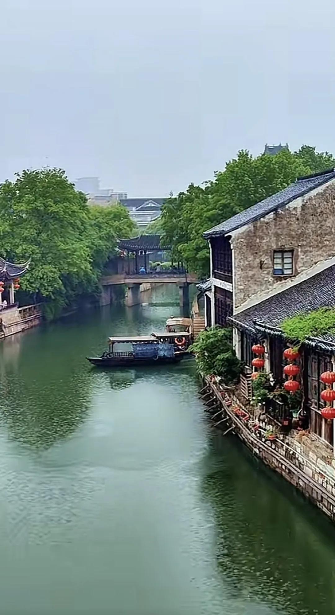 一个很朴实的小镇，走在青石板路上，偶然下起了小雨☔️，漫步于江南水乡的长巷，一副