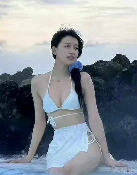 孙怡孙怡出场费孙怡自拍1.孙怡海边比基尼，舒展姿态与明媚笑容传递强烈自由