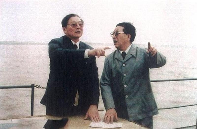 1988年9月14日，人民大会堂里同时授出17位上将，秦基伟和向守志都在名单上。