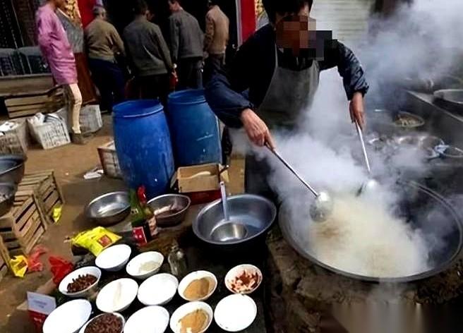 河南驻马店一桩喜事，最后变成了一场官司。好心去帮忙的乡亲，搭手搬煤气罐时人突然