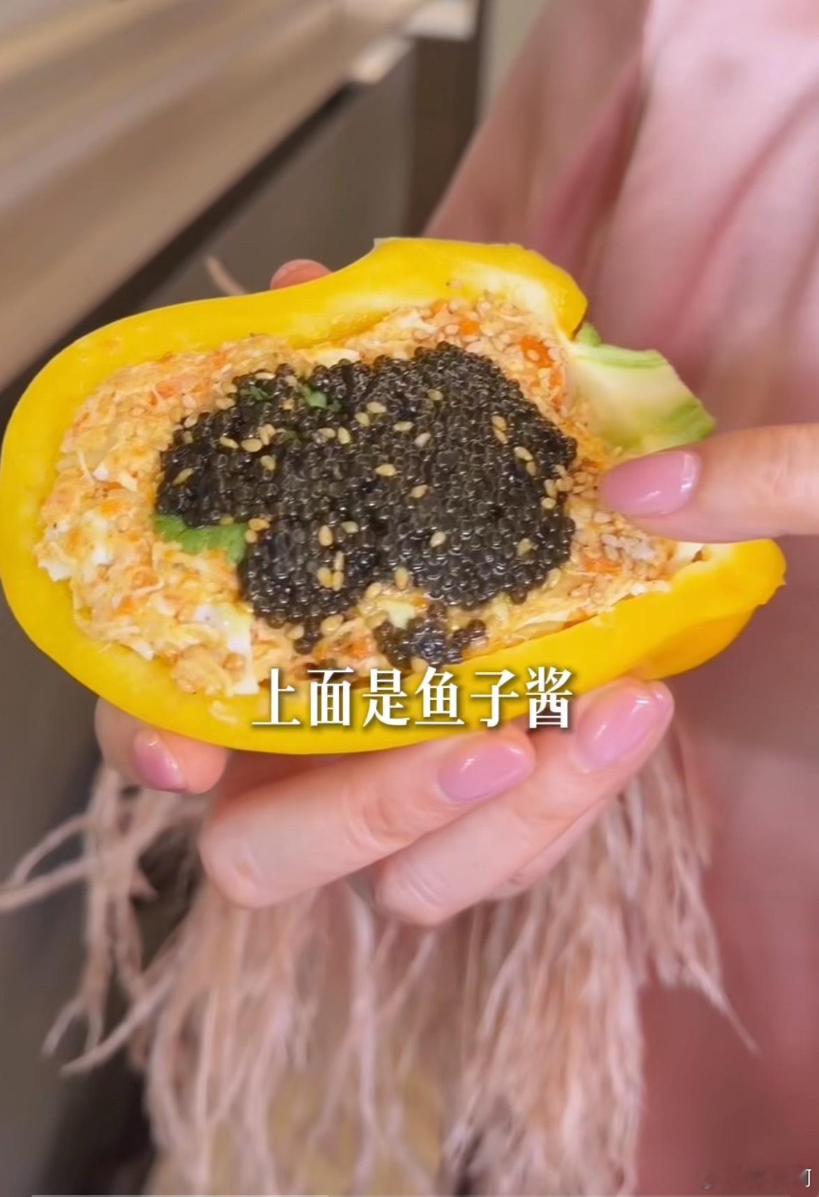 关晓彤给左小青投喂彩椒碗谁能拒绝关晓彤的美食投喂呀。真的好喜欢她这种热爱生活又暖