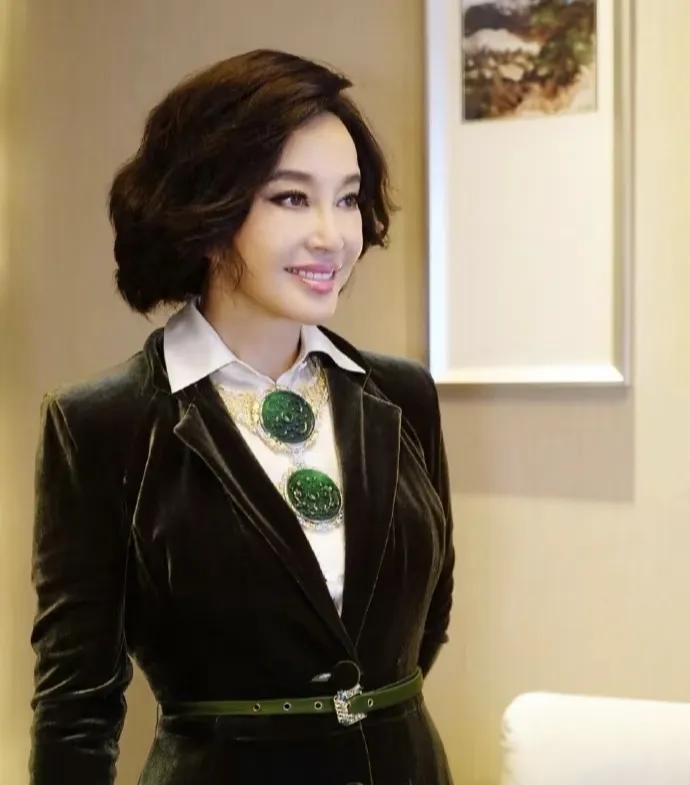 都说刘晓庆不能深挖刚开始不信现在发现真不是这样，令人想不到，她花上亿买个“翡