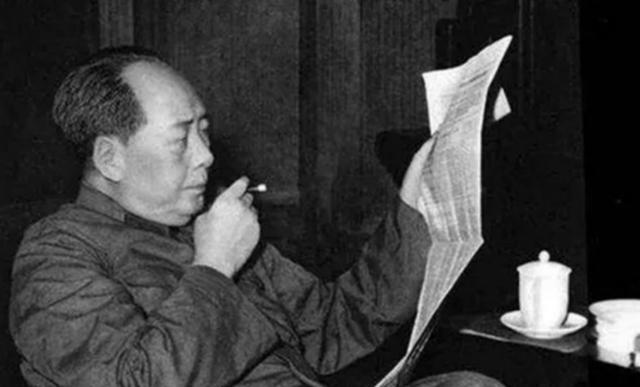 1969年的一次会议上，毛主席看了正在抽雪茄的李先念很久后，说道：＂先念啊，你抽