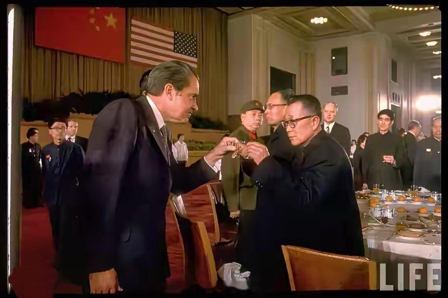 1972年，这是杜聿明的高光时刻，尼克松访华，作为代表之一，杜聿明被邀请吃国宴，