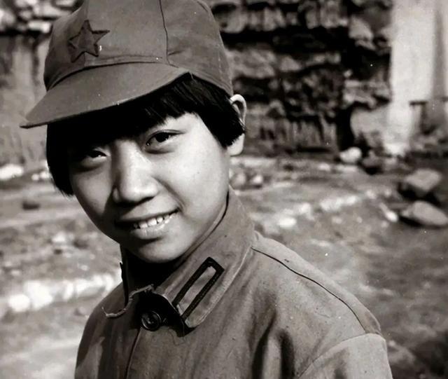 1936年，一名只有12岁的小红军被土匪抓到，要把他枪毙。小红军并没有害怕，他淡