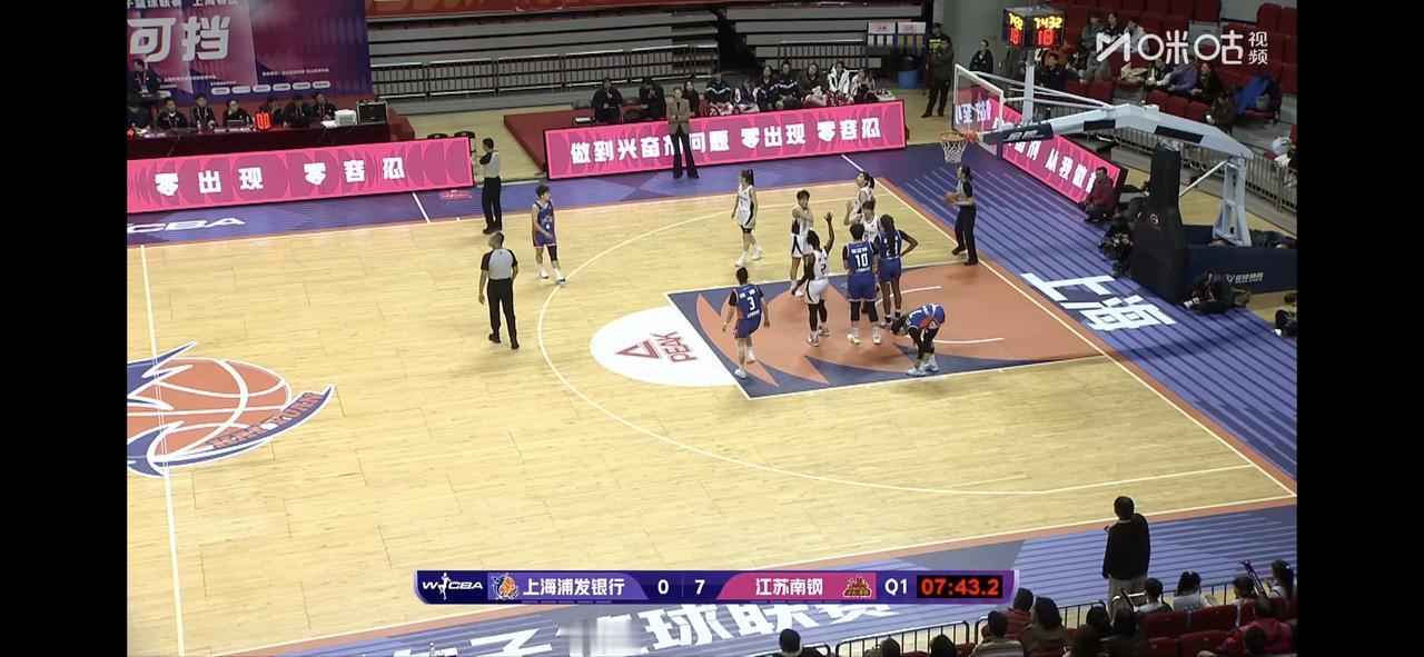 江苏女篮被上海女篮紧咬着比分！刚刚打完上半场，江苏女篮以52:49领先上海女