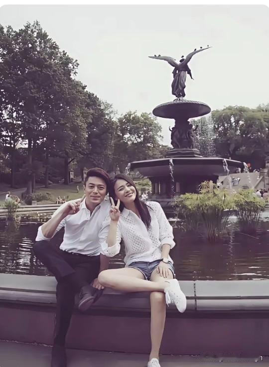 年轻时的霍建华和马思纯同框，太有CP感了！两人的穿搭、姿势都默契十足，就是手