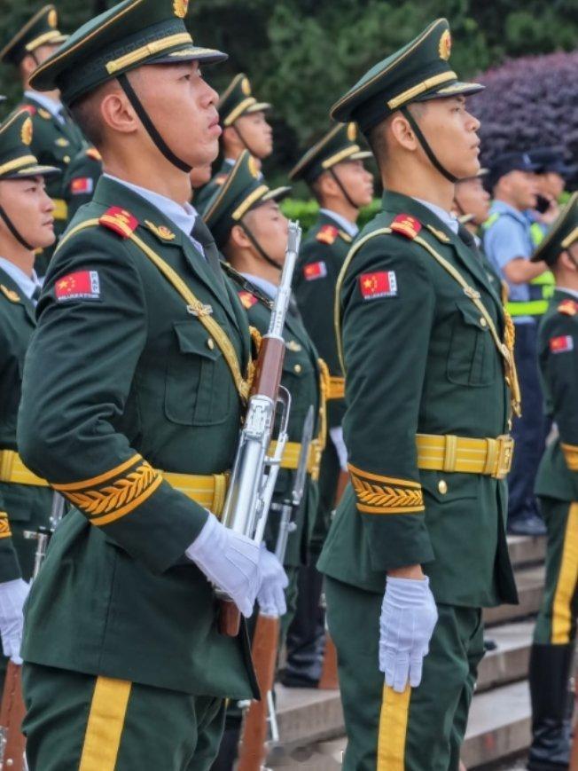 八一南昌广场武警护卫队升旗#军事##武警#​