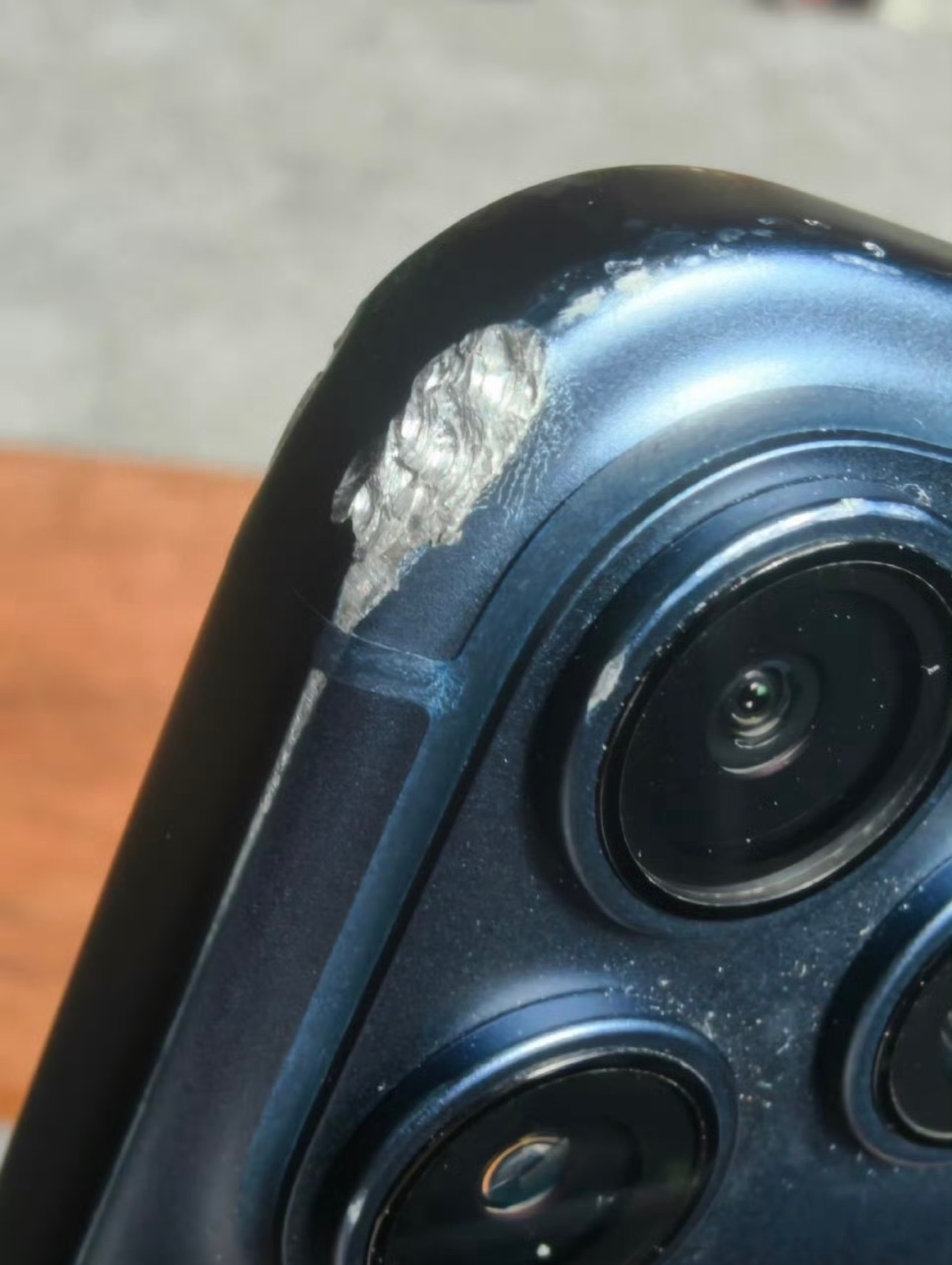 我滴妈这怎么收……客户说从三楼摔下去的，一个17PM国行512就成这样了，外