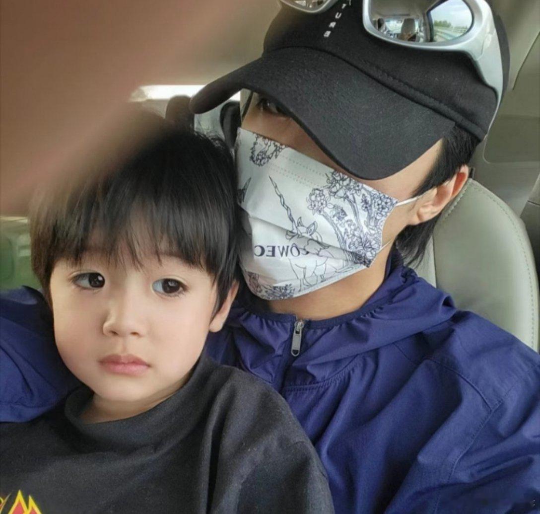 姜潮儿子帅到可以进时代峰峻姜潮儿子真的很符合时代峰峻的审美