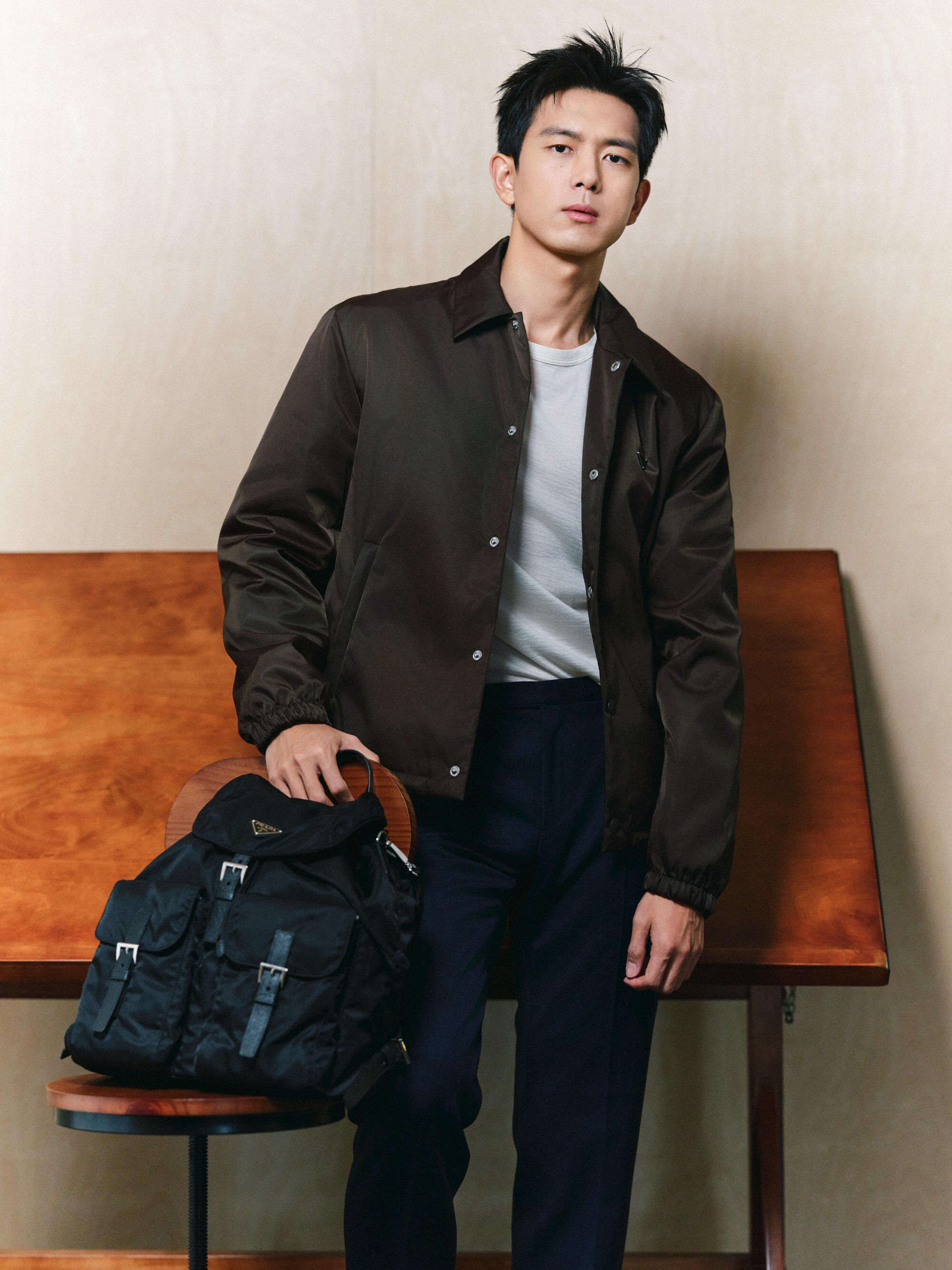 李现的半永久松弛感李现身上那种“不费力赢很大”的劲儿，大概是内娱独一份了。爆红