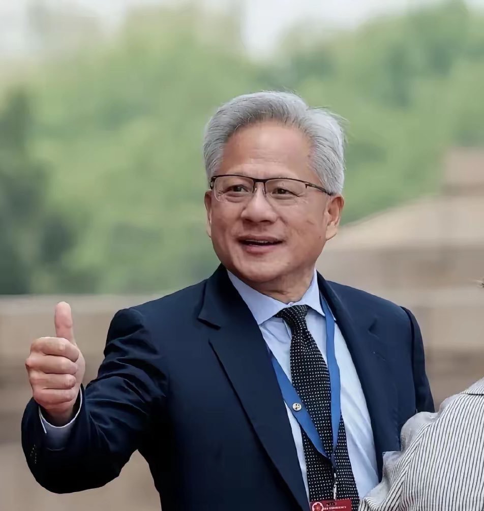 黄仁勋年轻时是碳水脸，尤其是上大学的时候，更是大饼脸酒糟鼻，一看就是精米白面油炸