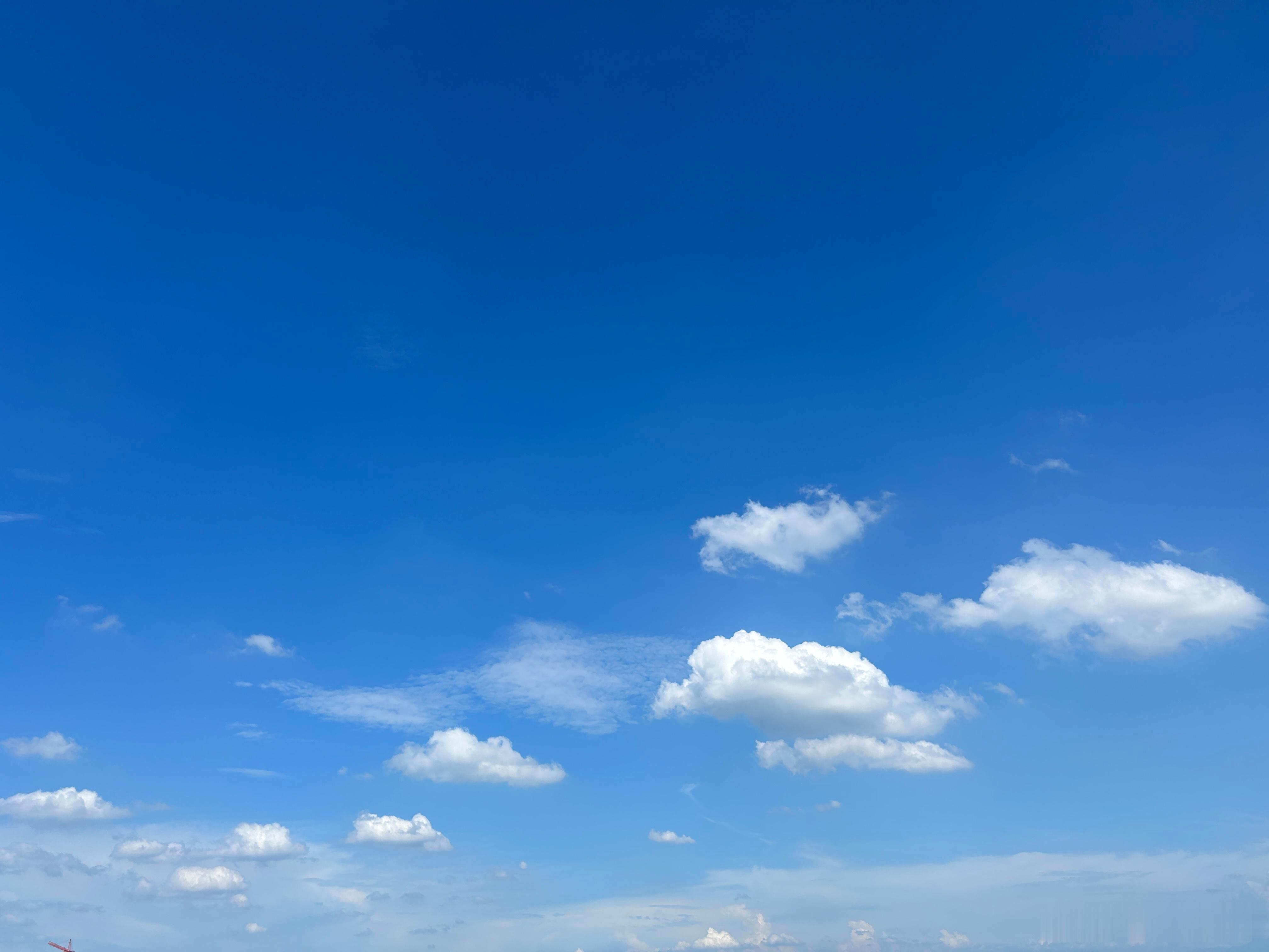 这几天西安的天气很不错，无滤镜都这么美，像宫崎骏漫画里头的天空一样。