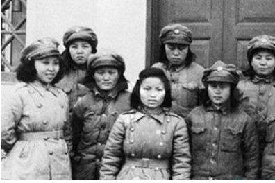 1942年，7名女电译员被鬼子包围，兽性大发的鬼子竟然想上前侮辱。突然，女战士们