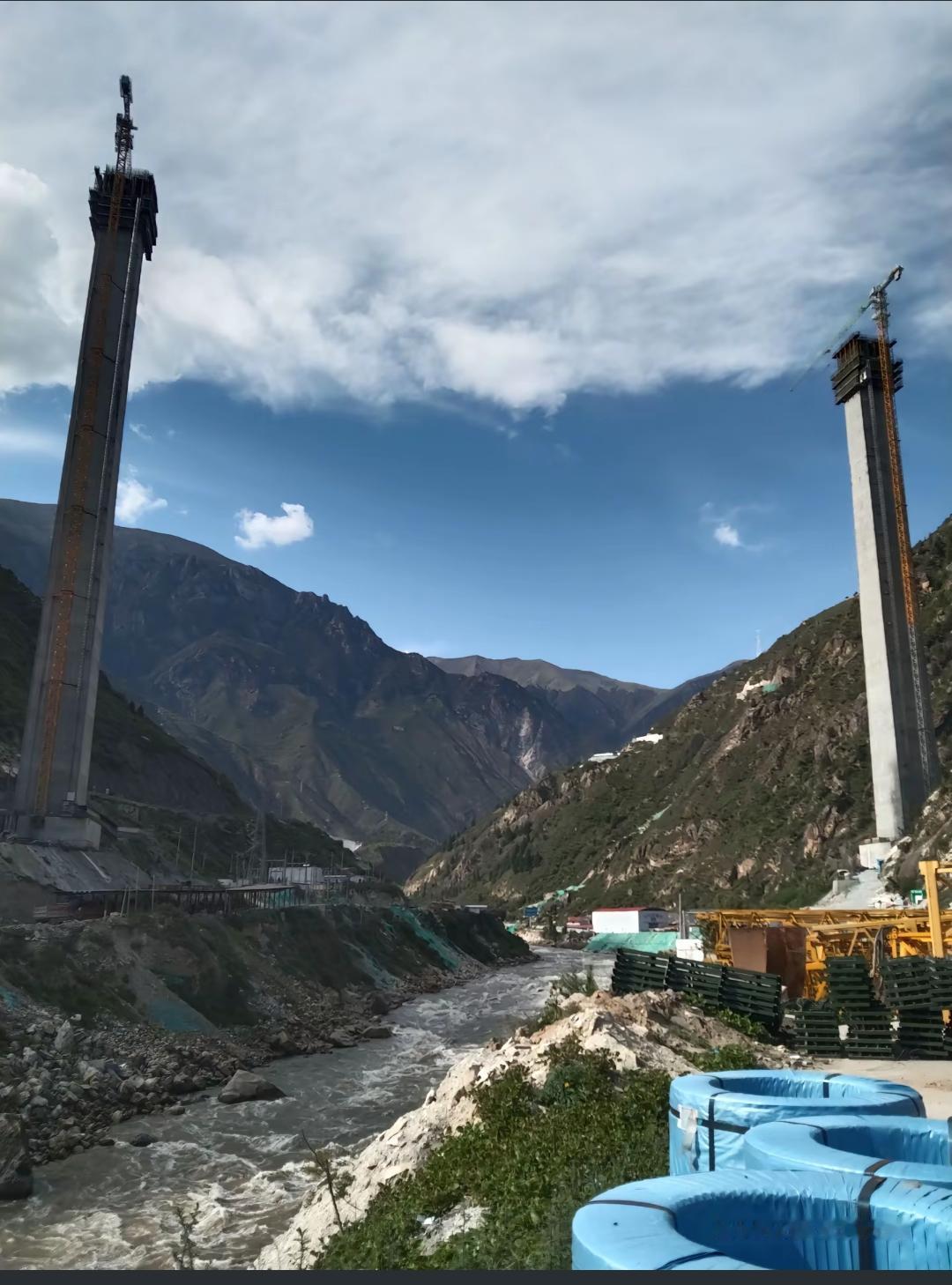 正在建设时期的四川阿坝双河口水库红旗特大桥！这个大桥的高度是非常高的，建设时