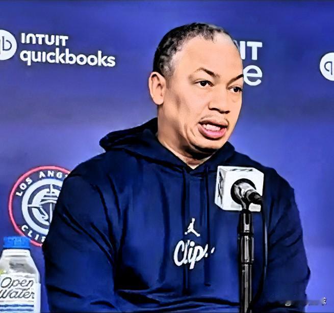 快船主帅泰伦卢为小卡落选全明星发声！今日，快船将在主场对阵76人，赛前卢指导