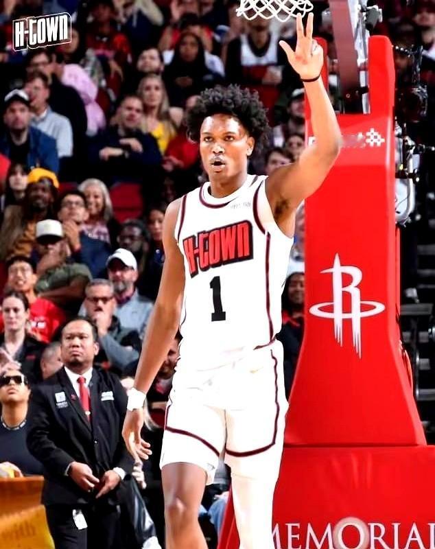 火箭现在谁动不了？阿门汤普森算一个。2025年5月记者报道，火箭明确阿门是非