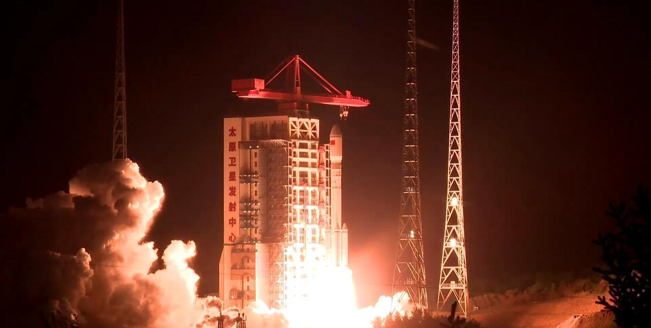 【今晨成功发射卫星互联网低轨卫星】今天4时45分，我国在太原卫星发射中心使用长征