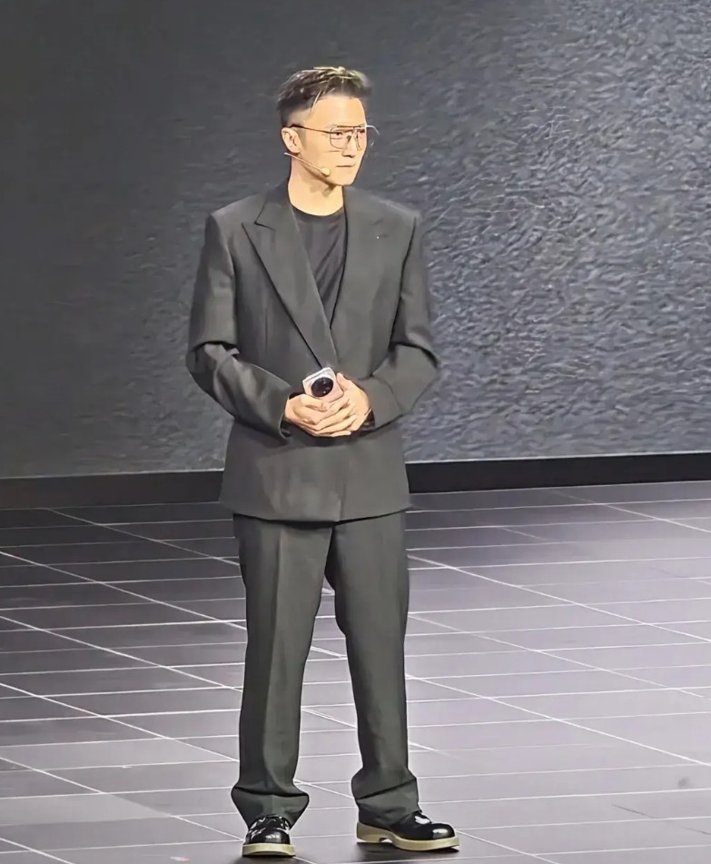原来，也有谢霆锋驾驭不了的衣服，那就是西装！谢霆锋出席荣耀新款手机发布会，戴着