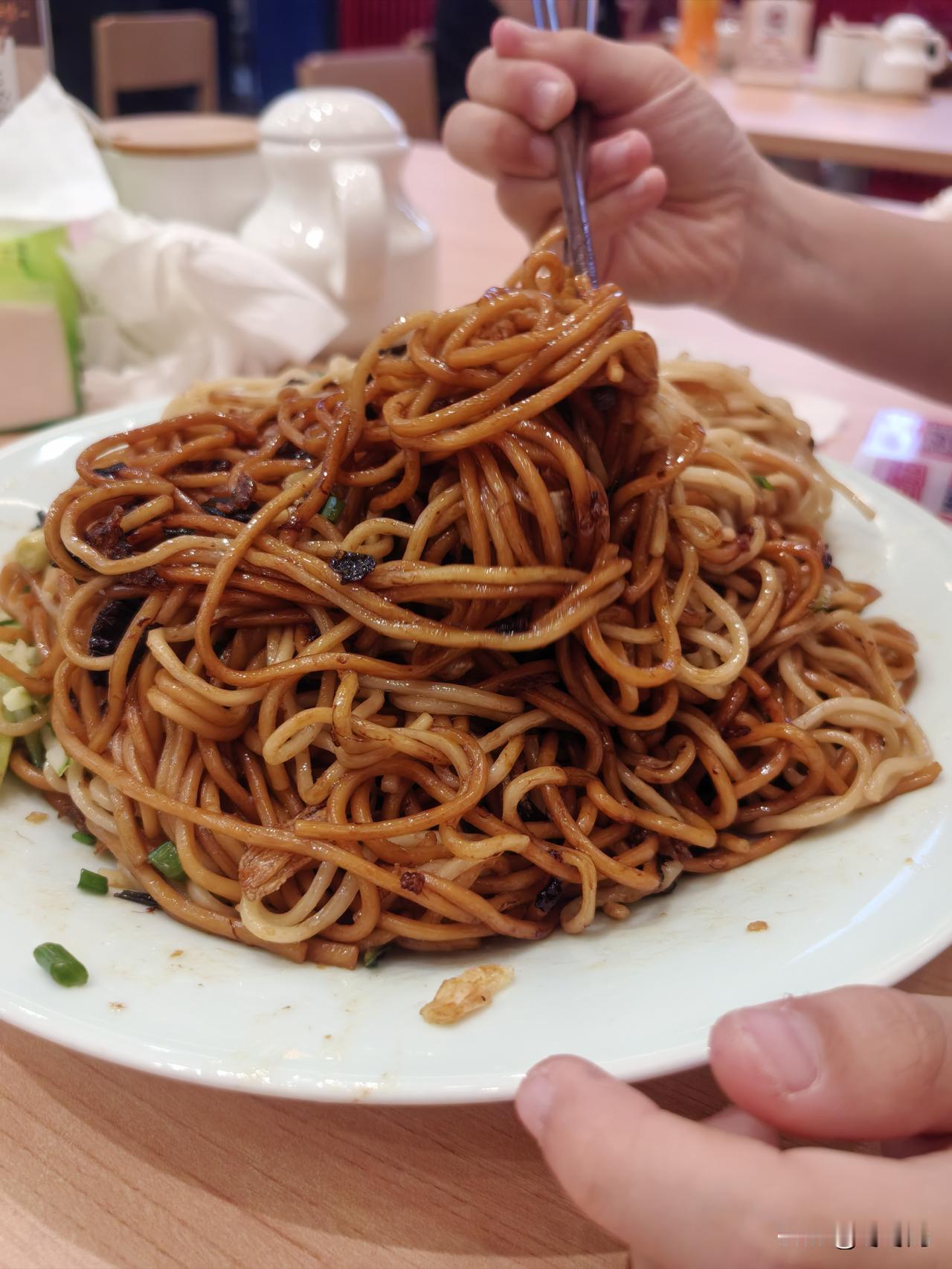 眼大肚子小今和闺女练完球，小马不在家吃晚饭，我俩的晚餐就从简了。我问闺女想吃
