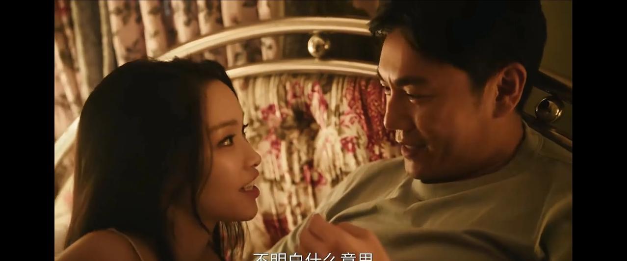 《扫毒风暴》，卢少骅扔下哑女，自己逃之夭夭。当林强峰问哑女吴燕萍，卢少骅在她心