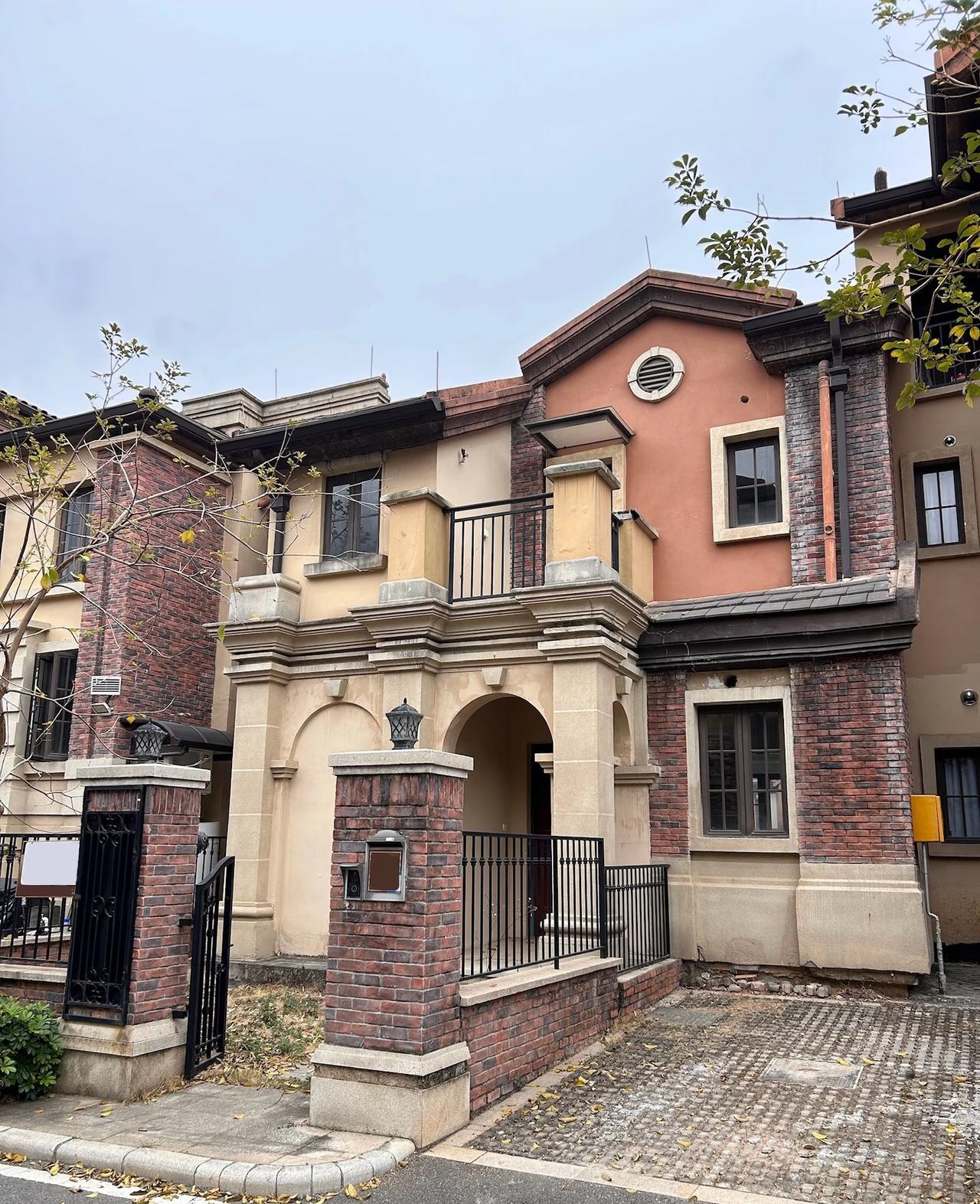 北京工作的小娜今年26岁，2012年在北京做售楼员，那时候行情好，她每月最