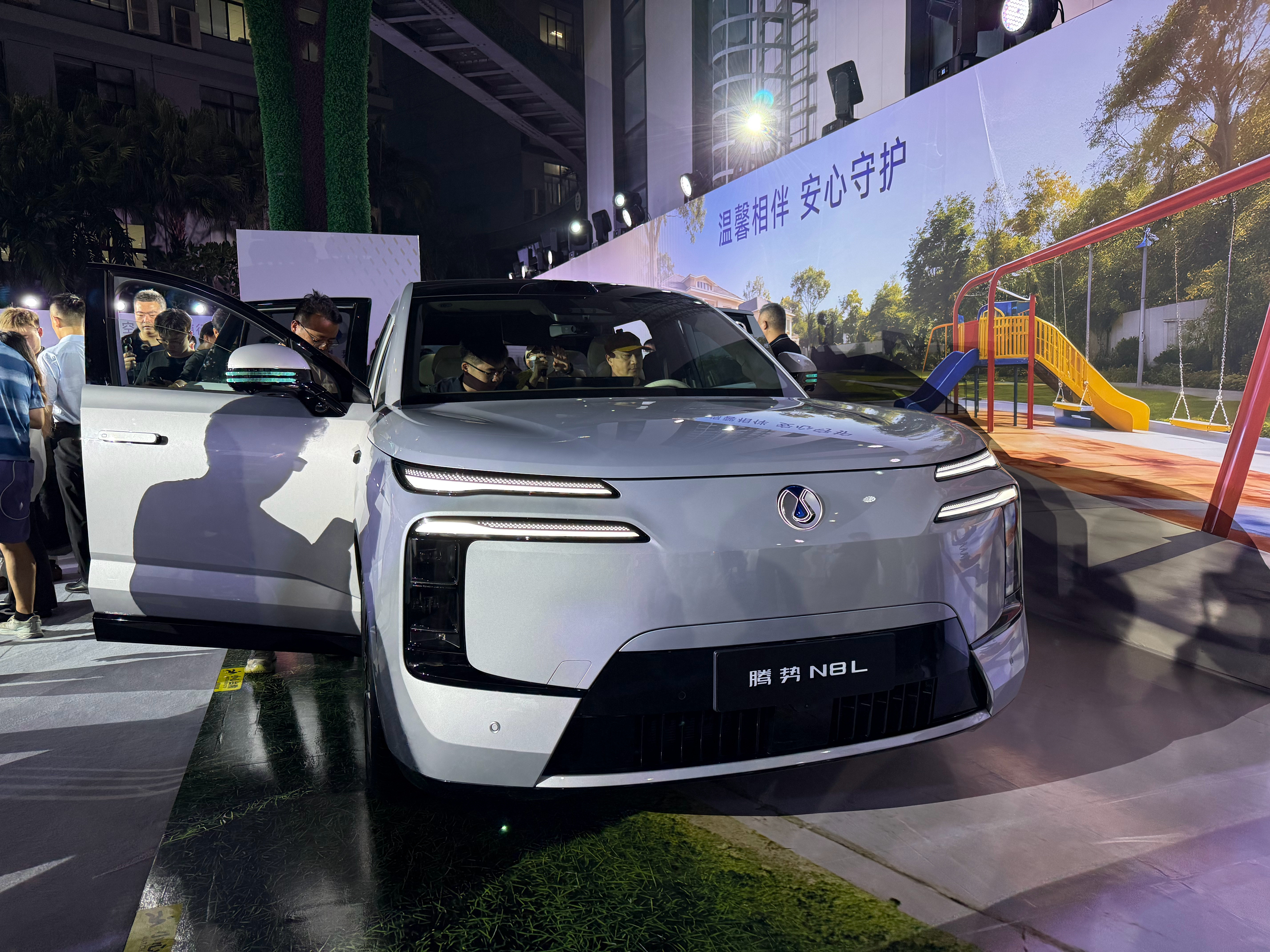 腾势N8L来了，定位大六座安全豪华SUV，车内空间非常哇塞！标配腾势家族四大件：