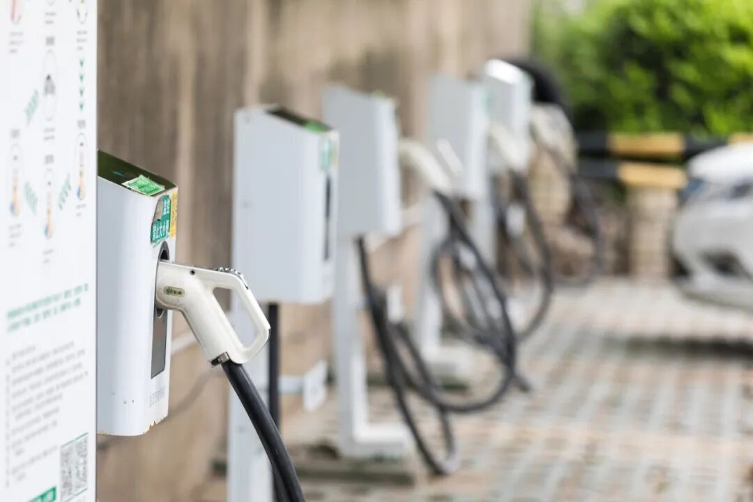 买了新能源车, 物业却不让装充电桩? 法院这样判