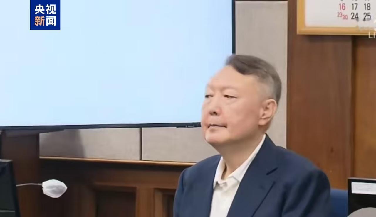 尹锡悦头发都白了，像是老了很多。隔85天，尹锡悦再次出席对于自己的审判。从现场的