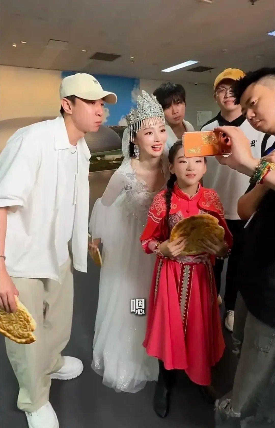 看到张维伊帮老婆织辫子的画面，才知道现在的董璇多幸福！张维伊探班老婆董璇和女儿小