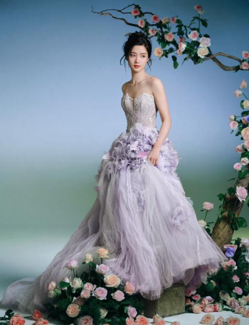 卢昱晓礼服下面是拖鞋。在2025年芭莎之夜活动中，卢昱晓身着 雾紫色纱...