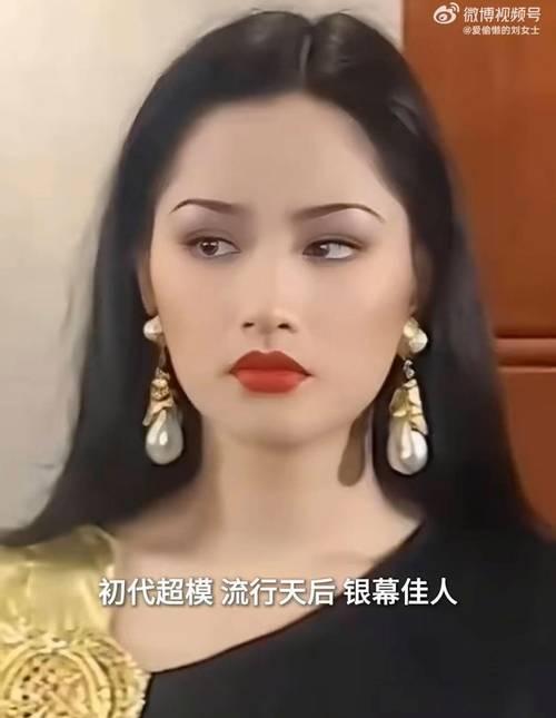 54岁瞿颖凭节目里真实松弛的状态意外翻红，被网友称为打工人嘴替。她不装不端、不搞