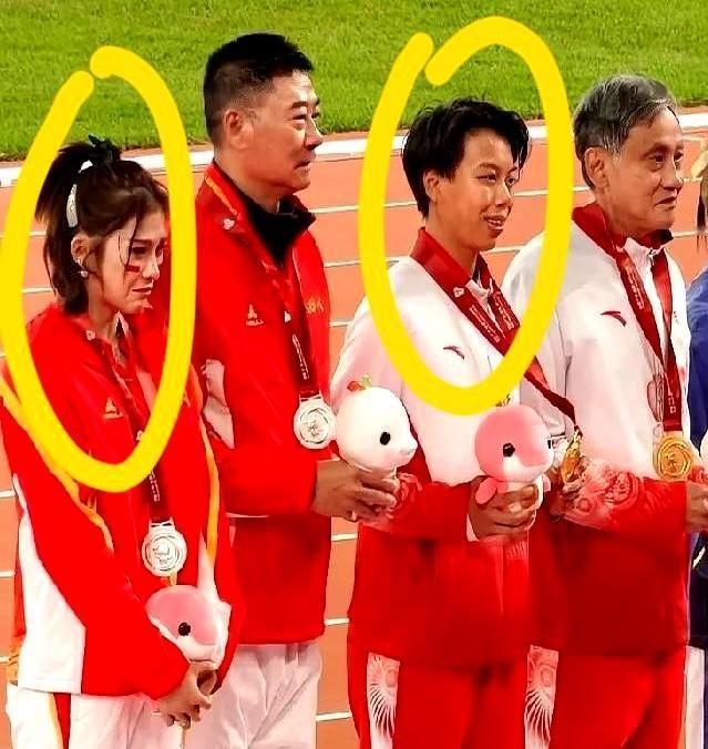 大家发现没？100米栏领奖有一个细节。吴艳妮拿银牌哭唧唧，教练却笑开花——这姑娘