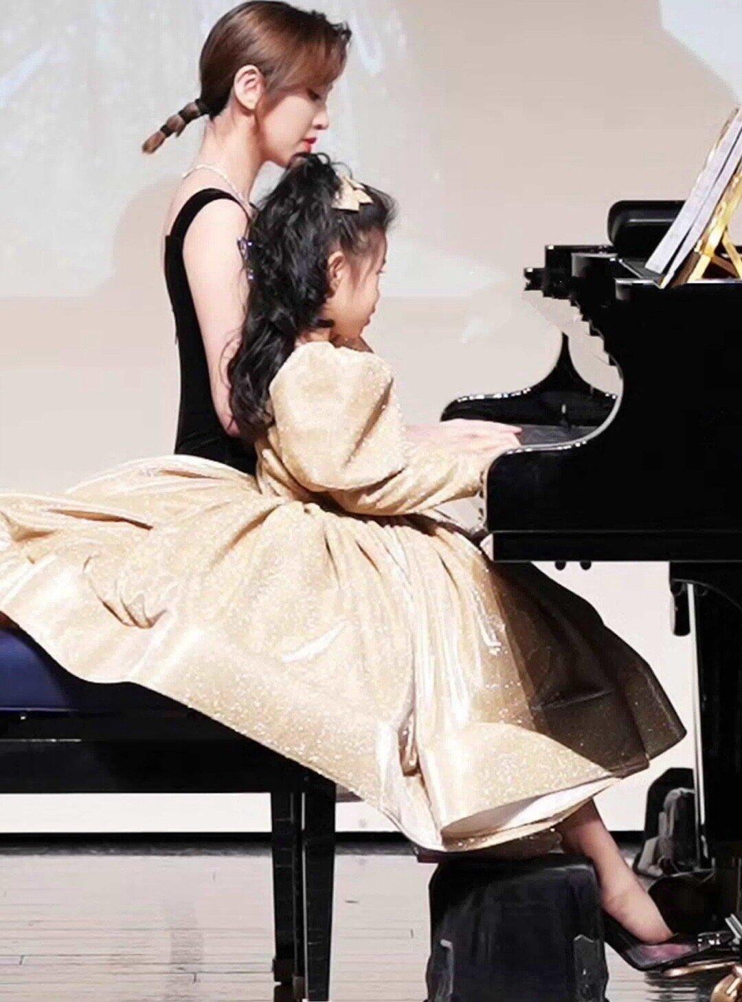 不敢想象张若昀唐艺昕女儿得多幸福唐艺昕又带女儿出去玩啦，两人穿着母女装可可爱爱，