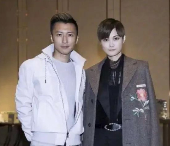主持人问谢霆锋：“作为好朋友，你觉得李宇春和张靓颖的差距在哪里？”谢霆锋的评