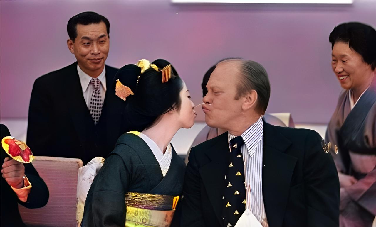 这是1974年美国第三十八任总统福特与日本艺伎在京都玩起了游戏。不曾料到，福特比