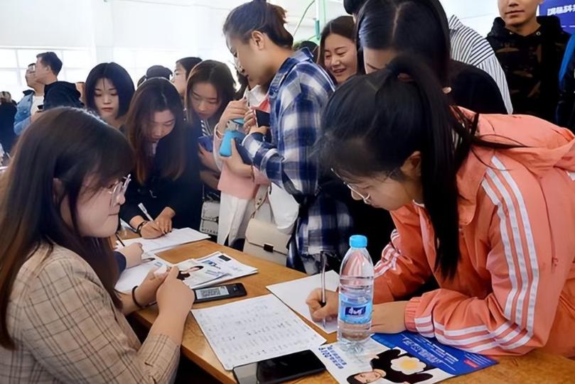 你是不是一直觉得，专科生找工作，就只能低人一等？投简历被本科门槛卡死，面试全程看