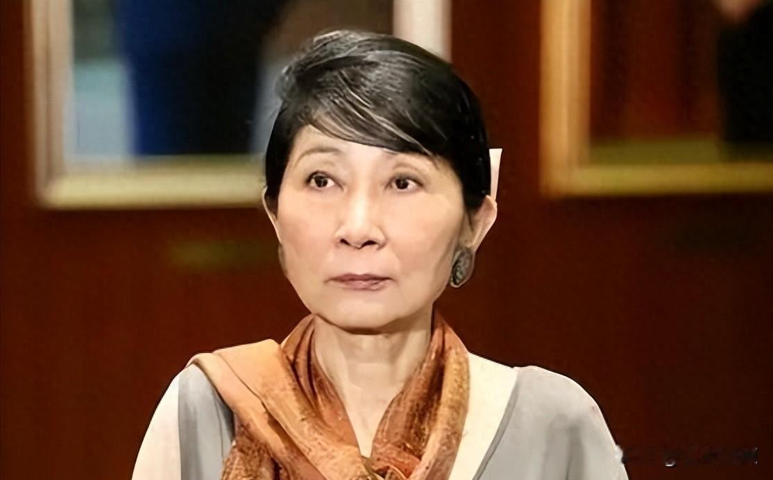 毛孟静出狱了，50个月后静悄悄离港，她现在到底算哪边的人？。2025年4月2